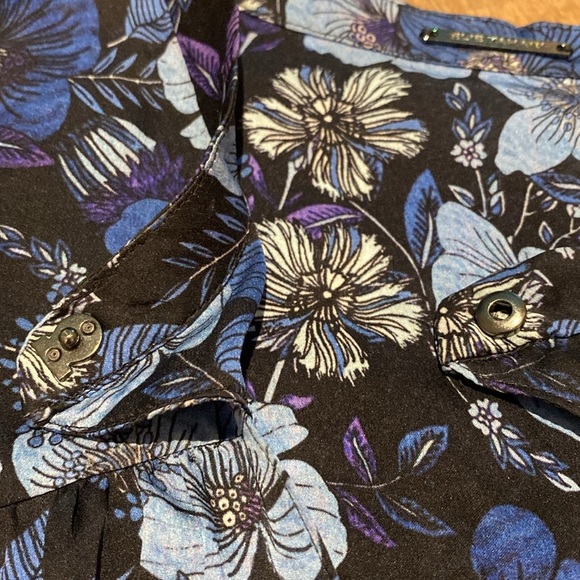 Elie Tahari Siobhan Floral Printed Silk Keyhole Blouse Dark Romantic Top M - Picture 6 of 10